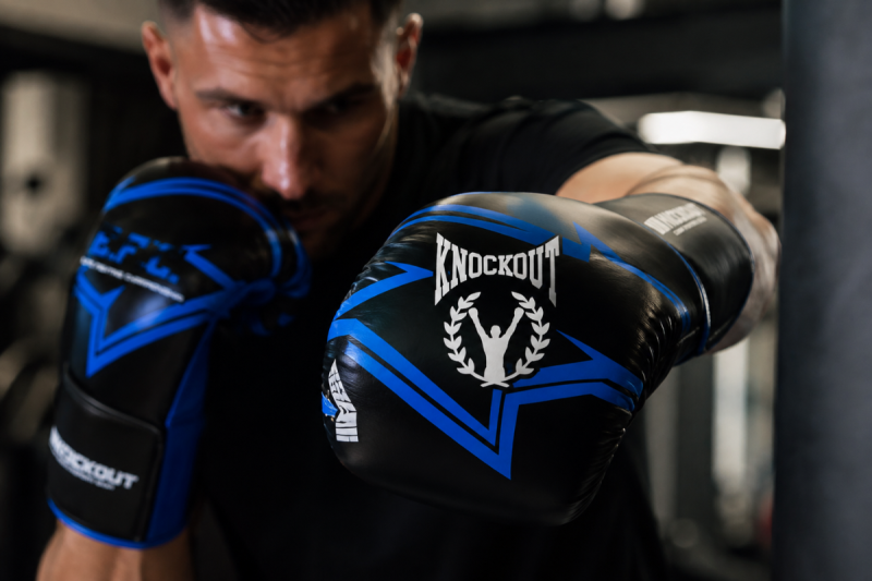  barbat antrenandu-se cu manusi box Knockout X EFC 