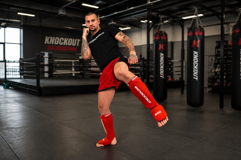  barbat la antrenament kickbox in sala 