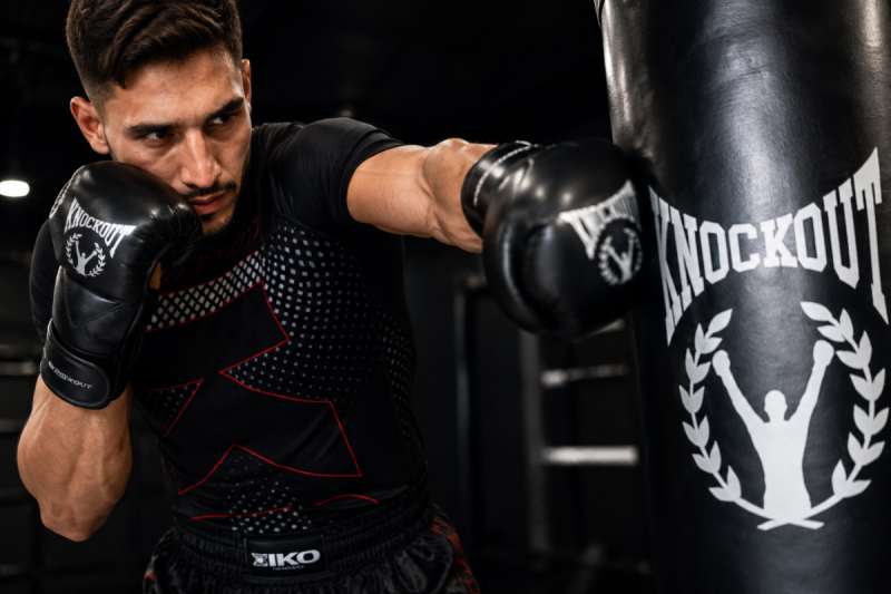 barbat purtant manusi MMA pentru sparring