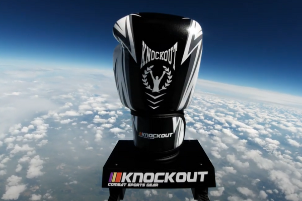 Lansarea Primei Mănuși de Box în Spațiu: O Realizare Incredibilă, Marcă Românească 🚀🌎